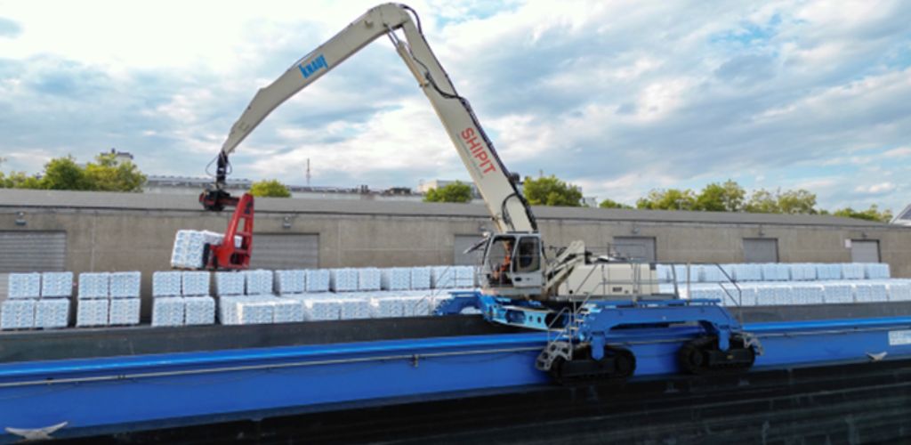 An on-board crane scales the flexibility of waterway transport